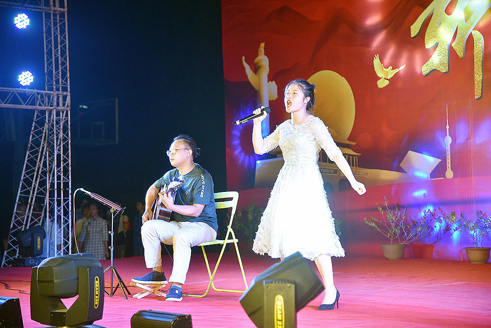 重庆春珲学校,2020年迎国庆晚会,乐器伴唱《夜空中最亮的星》