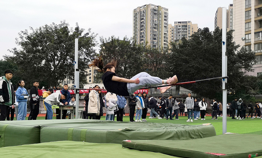 女子组跳高比赛,2020年冬季田径运动会现场,重庆春珲学校